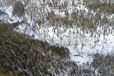 Vue aérienne des Rocheuses en hiver - Canada