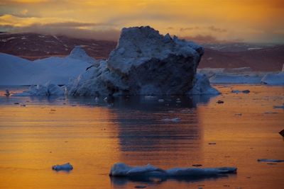 Coucher de soleil sur les icebergs du Fjord Sermilik - Groenland