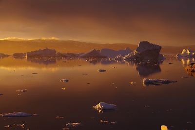 Coucher de soleil sur les icebergs du Fjord Sermilik - Groenland