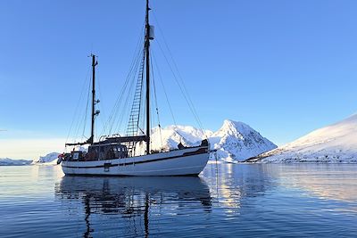 En kayak sur les rives de l'océan glacial arctique