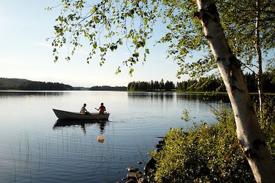 Enfants en bateau sur un lac en Laponie suédoise - Suède