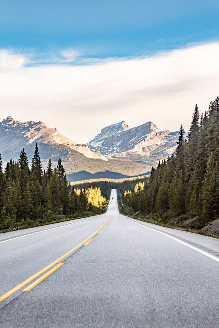 ICEFIELDS PARKWAY : UNE ROUTE MYTHIQUE La promenade des glaciers, ou Highway 93, relie les villes de Banff et de Jasper : 230 kilomètres d’une extra- ordinaire beauté - ©Wild Birds Collective