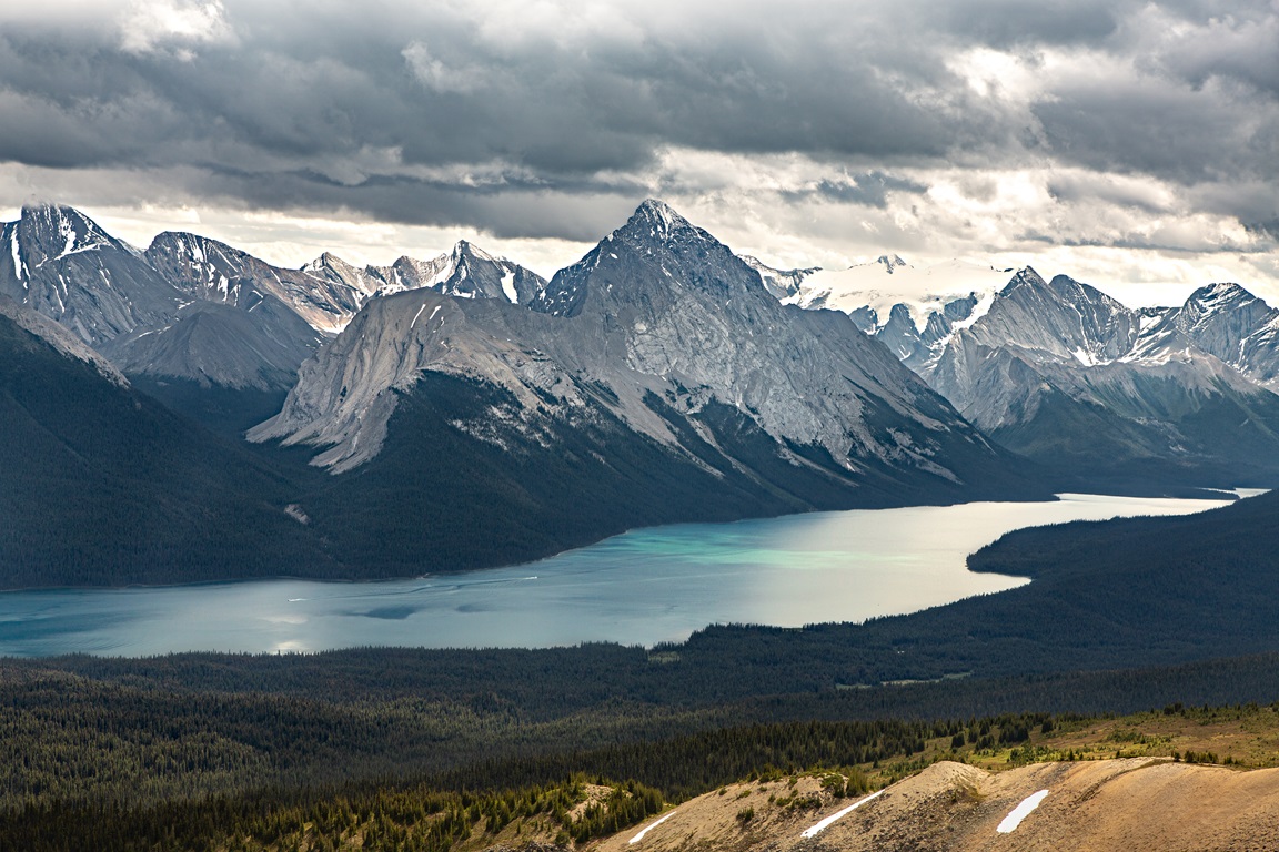 LE LAC MALIGNE PERCHÉ À 1 670 MÈTRES D’ALTITUDE À 44 kilomètres de Jasper, au bout de la route : le lac Maligne cerclé de montagnes. Ici, deux options pour savourer le paysage : randonner ou naviguer - ©Wild Birds Collective